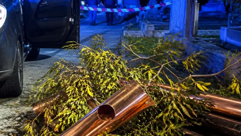 Furto di grondaie in rame al cimitero di Ficarolo: 53enne denunciato, ricerche per il complice