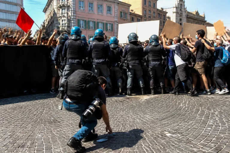 Genova, tensione in piazza Baracca: fotoreporter aggredito durante corteo per la sicurezza