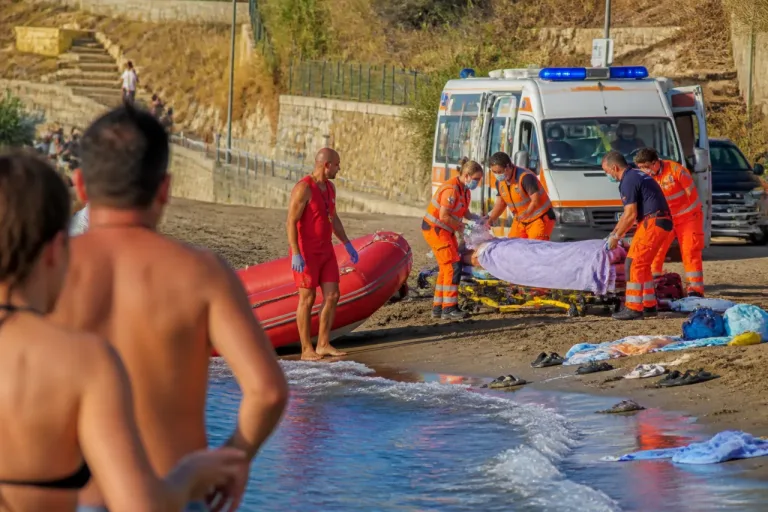 Giovane di 20 anni in condizioni gravi dopo un malore in mare a Bacoli