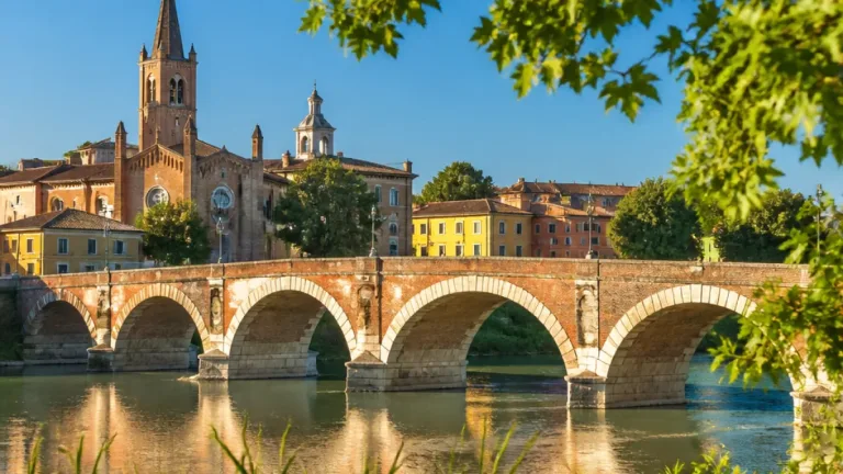 Giovane precipita dalle mura del Pubblico Passeggio: indagini in corso