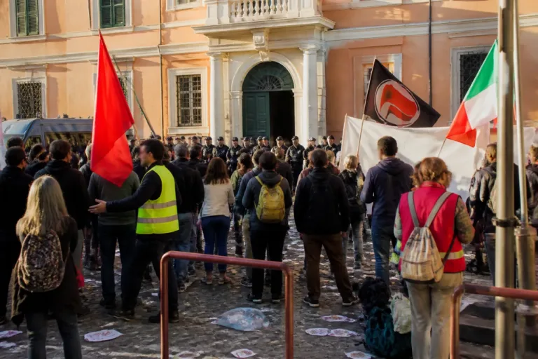 Imperia, presidio del No Riarmo contro la visita del generale Vannacci: tensioni e presa di posizione