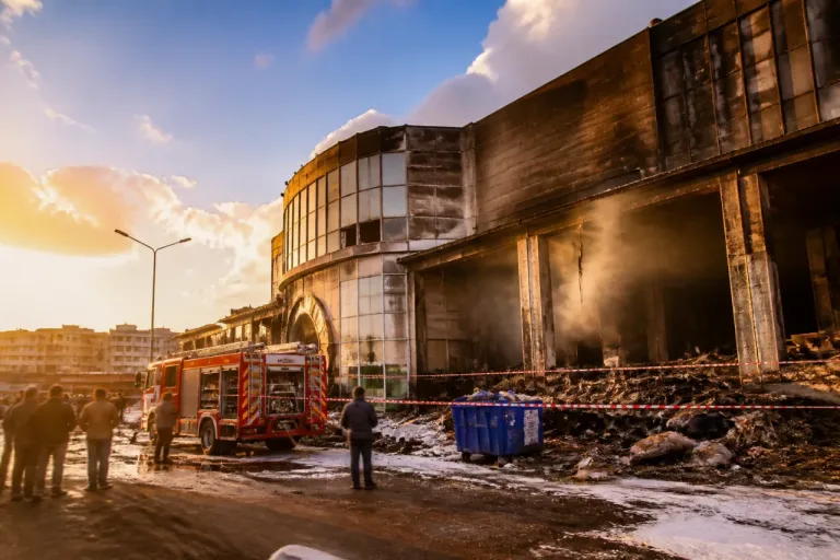 Incendio al centro Girasole nel quartiere Gebbione: allarme tra i residenti di Reggio Calabria