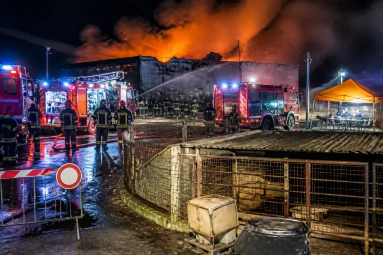 Incendio al magazzino Lazzaroni: focolai ancora attivi, sindaco estende misure di sicurezza