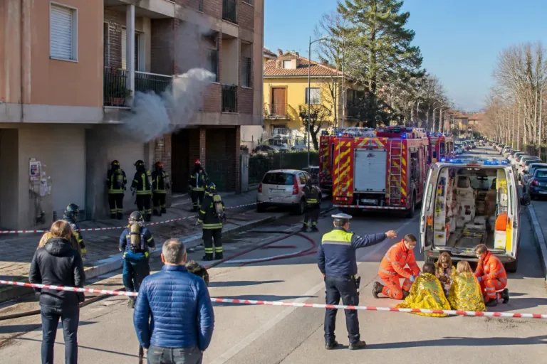 Incendio nei sotterranei a Forlì: fumo denso, tre squadre dei Vigili del Fuoco e quattro persone assistite
