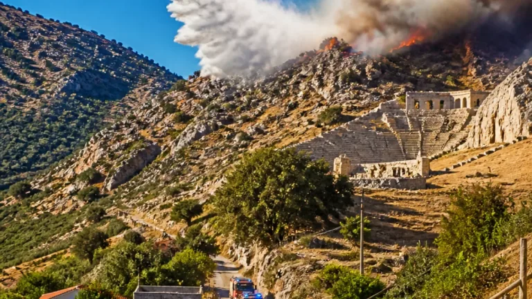 Incendio sul Monte Jato, evacuazioni e parco archeologico minacciato: canadair in azione