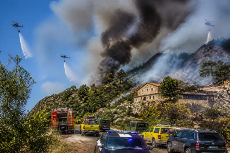 Incendio sul Monte Serra: fumo visibile da molte località della provincia, in azione elicotteri e squadre AIB