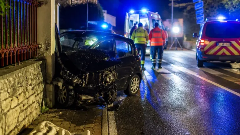 Incidente notturno a Bagnolo Piemonte: muore una giovane, tre feriti