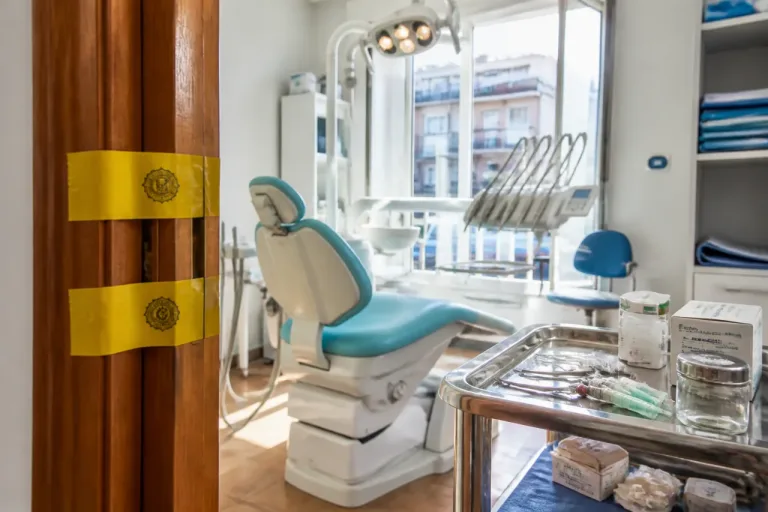 Studio dentistico abusivo in casa a Latina: sequestri e denuncia, usati anestetici scaduti