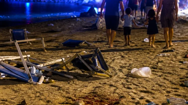 Maxi rissa a Mondragone la notte di Ferragosto: cinque persone denunciate