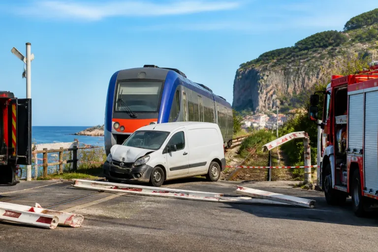 Scontro treno–furgone a Cefalù, stop sulla Messina–Palermo: disagi per i viaggiatori