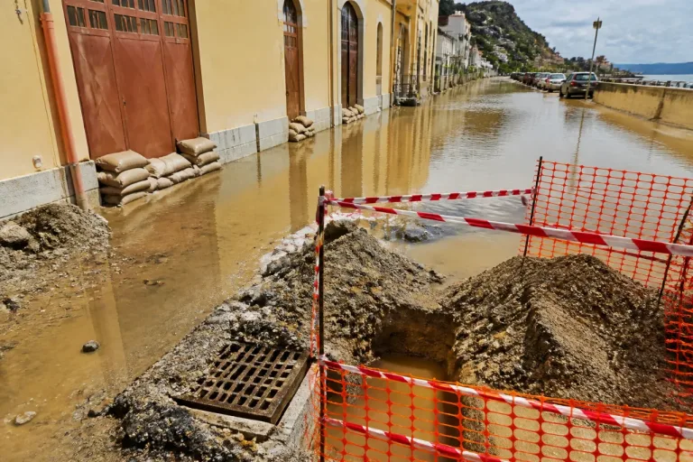 Messina, pioggia breve e case allagate a Ganzirri: lavori nel mirino dei residenti