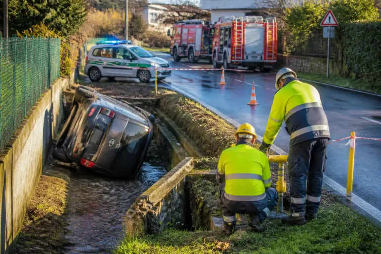 Monticello, auto nel fossato e ribaltata: due giovani ferite, strada chiusa un’ora