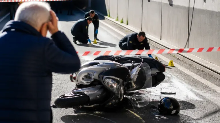 Muore a 42 anni in scooter: il dolore del padre e le ipotesi sulla dinamica