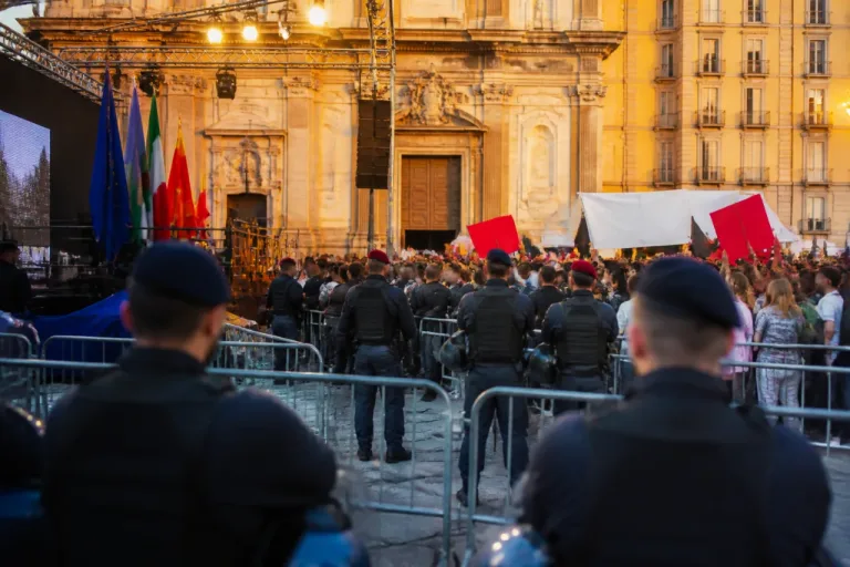 Napoli, Campo largo: piazza divisa e contestazioni interrompono l’evento