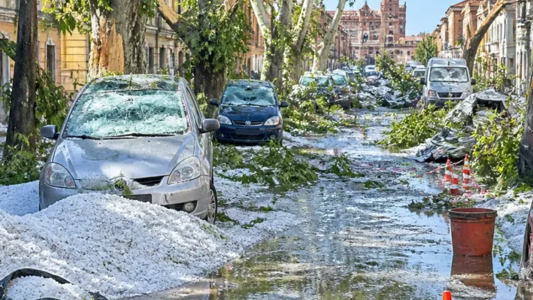 Nubifragio e grandinata a Ferrara: strade bloccate, auto danneggiate e allagamenti