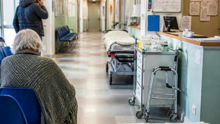 Nuoro, 16 ore in pronto soccorso: la vicenda di una novantenne mette a nudo le criticità del reparto