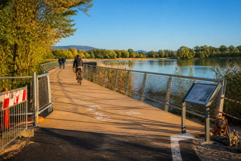 Nuova passerella sul lago: riaperta la ciclopedonale a Galliate Lombardo