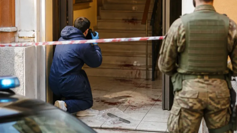 Omicidio a Modena: arrestata una donna dopo il ritrovamento di un uomo accoltellato