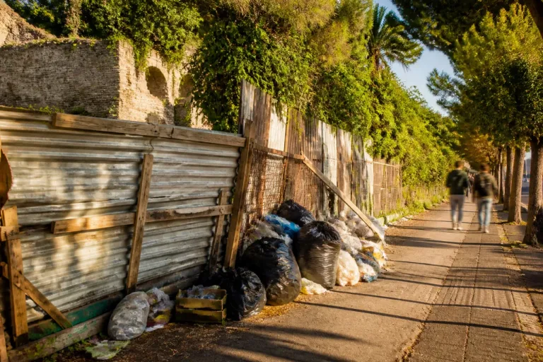Parco della Reggia di Portici: recinzione fatiscente e lavori fermi da otto mesi