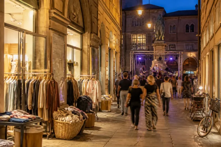 Pavia riaccende il centro: sabato torna la 'Notte dei Saldi' con negozi aperti fino a mezzanotte