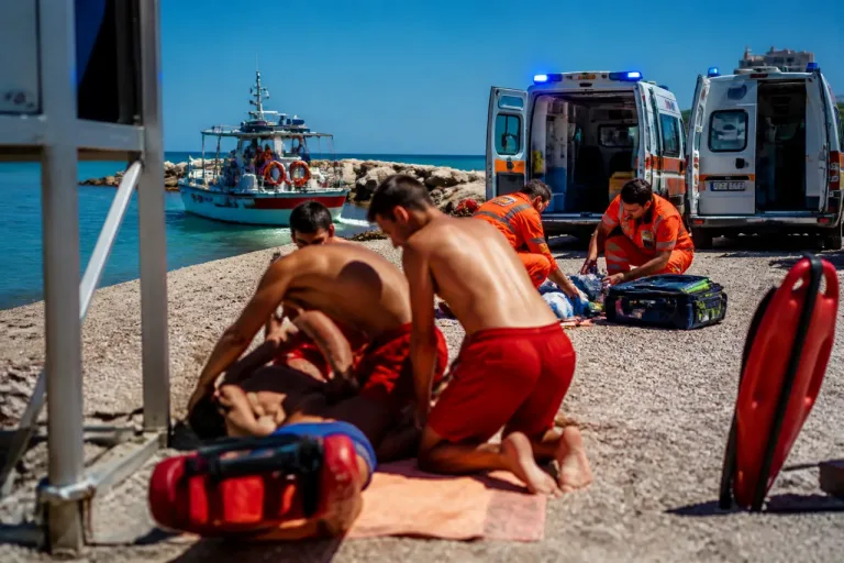 Pesaro: malore in acqua a Sottomonte, 14enne soccorso e trasferito in ospedale