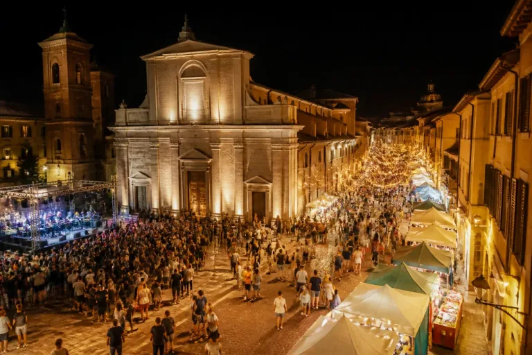 Pesaro: successo per il debutto di «Shopping sotto le Stelle», il centro vive ogni giovedì sera