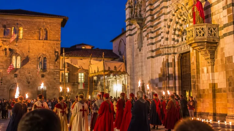 Pistoia, torna la vestizione di San Jacopo: corteo, figuranti e tradizione in centro storico