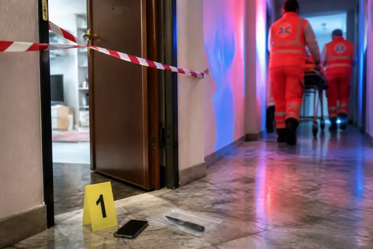 Prato, accoltella il compagno: 58enne ai domiciliari con braccialetto per tentato omicidio