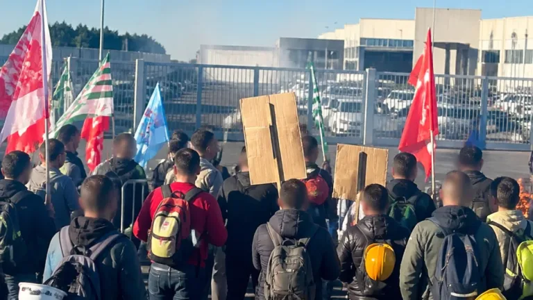 Protesta a Macchiareddu dopo i due licenziamenti alla Fluorsid: sindacati e Pd in campo