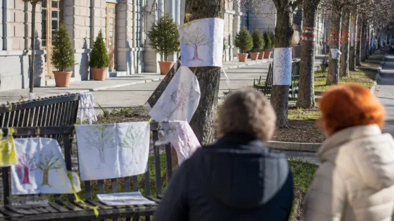 Protesta sul verde cittadino: cartelli contro lo sradicamento dei melograni e dei ciliegi