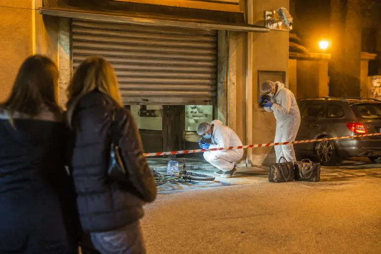 Rapina con pistola a Cavriana: madre e figlia minacciate mentre chiudevano la tabaccheria