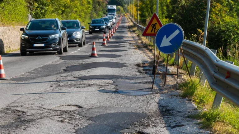 Rete provinciale del Fermano: buche, rattoppi e tratti critici mettono a rischio mobilità e sicurezza