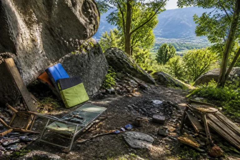 Rifiuti e fuochi nel bosco di Vallise: il sito d'arrampicata in balìa degli incivili