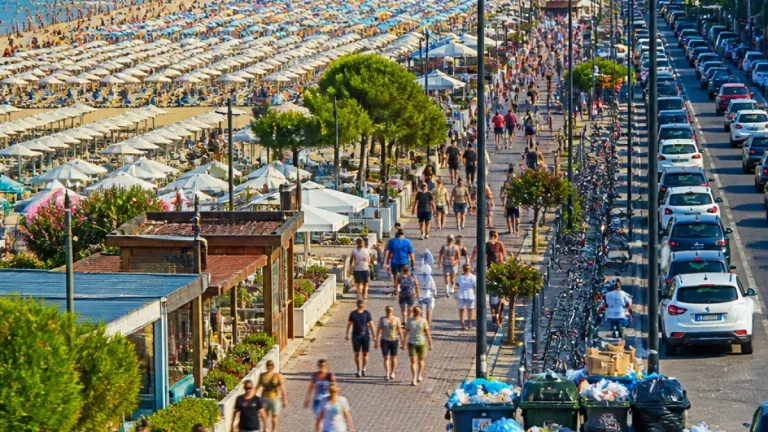 Rimini prima in Italia per overtourism: 17mila presenze turistiche per km², allarme sociale ed urbano