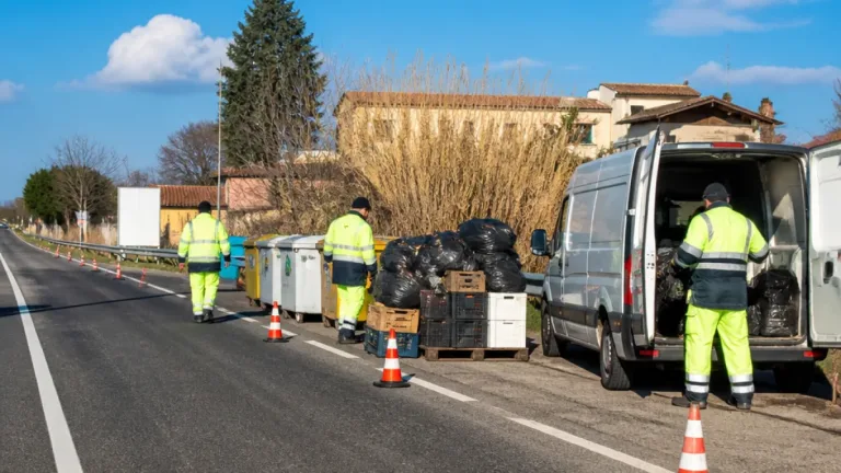 Rimosso l’accumulo di rifiuti sulla SP335 a Lusciano: conclusa la bonifica