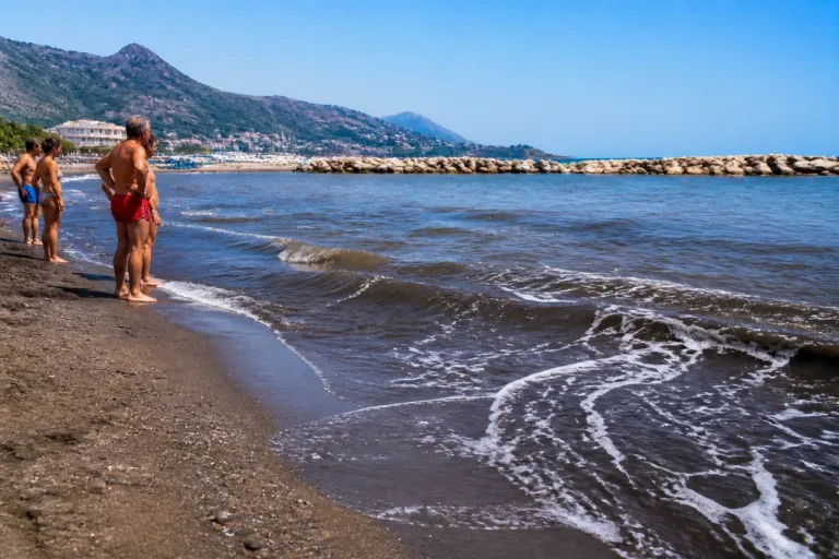 Salerno, liquami alla foce del Picentino: allarme tra i bagnanti in attesa di verifiche