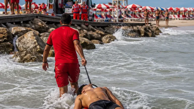 Salvataggio a Marina di Pisa: bagnino livornese salva un giovane in difficoltà