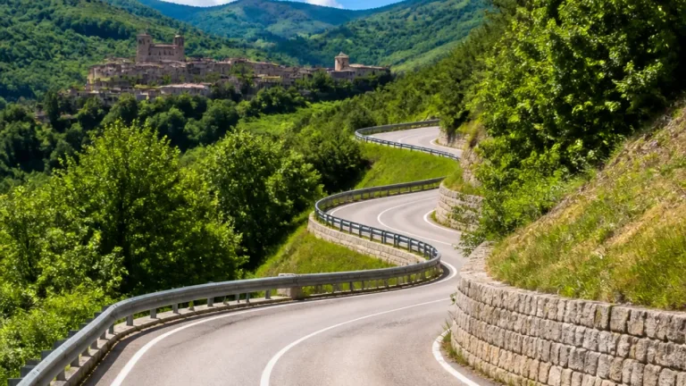 Sarnano-Sassotetto, conto alla rovescia: tricolori in salita sui tornanti dei Sibillini