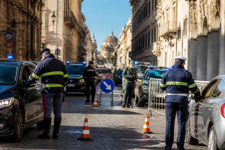Sassari, controlli straordinari nel centro storico: verifiche su 250 persone