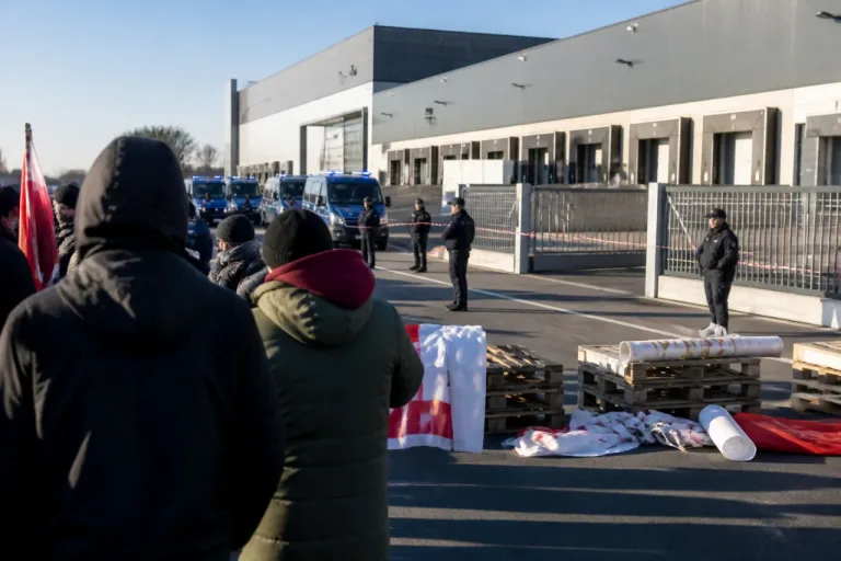 Seano, sgomberato all’alba il presidio dei lavoratori: tensione nel distretto della logistica