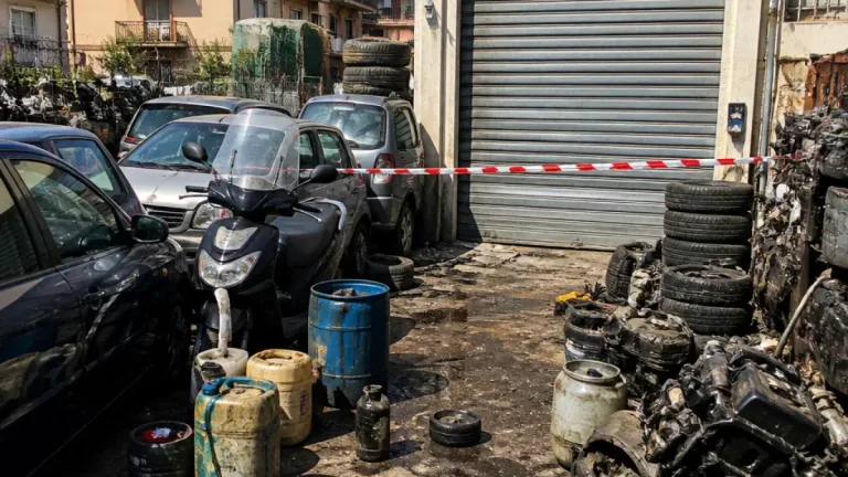 Sequestrata officina abusiva a Viagrande: due denunciati e rifiuti stipati su terreno adiacente