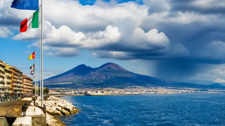 Settimana a Napoli: da mercoledì meno caldo, vento da nord e nubi di passaggio