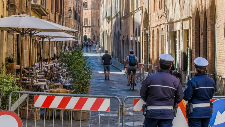 Siena, via dei Rossi chiusa al traffico per due fine settimana: parte la sperimentazione