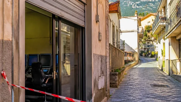 Sigilli a una sala scommesse clandestina a Pimonte: sequestrate postazioni e apparecchiature