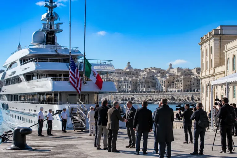 Siracusa, l'ambasciatore Usa Fertitta approda con il megayacht: visite istituzionali e rete locale