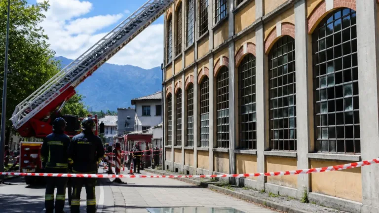 Sondrio, una lastra cade dall’ex cotonificio Fossati: strada transennata e intervento dei Vigili del fuoco