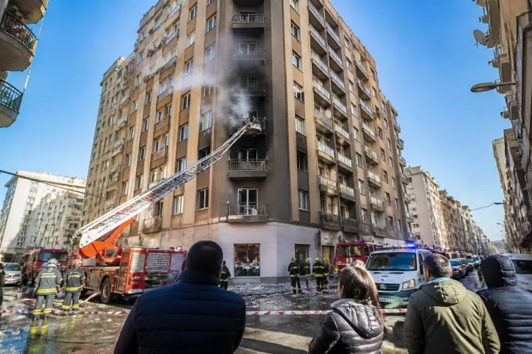 Taranto: incendio distrugge una cucina, evacuata una palazzina in via Liguria