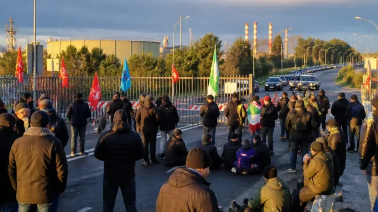 Taranto: lavoratori dell'ex Ilva in sciopero e blocco stradale, appello a misure straordinarie