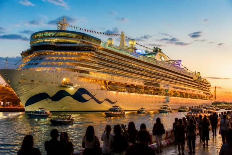 Legend of the Seas inaugura nel Mediterraneo: una «città galleggiante» per ogni tipo di vacanza
