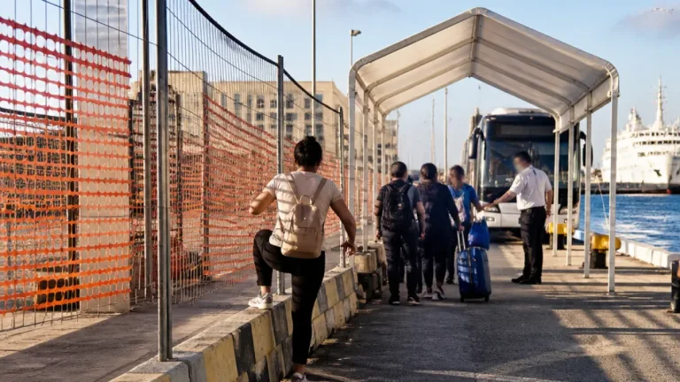 Trapani, fermata al porto accessibile solo scavalcando catene: la FAISA chiede interventi
